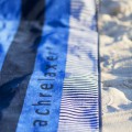 beachrelaxer Strandtuch Strandlaken Sandori gestreift blau Schriftzug Detail