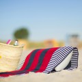 beachrelaxer Strandtuch Strandlaken Sandori gestreift rot Kissen eingeschoben