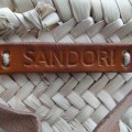 Sandori-Ibiza-Tasche-Korbtasche-Logo-Detail