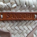 Sandori-Ibiza-Tasche-Korbtasche-Logo-Detail