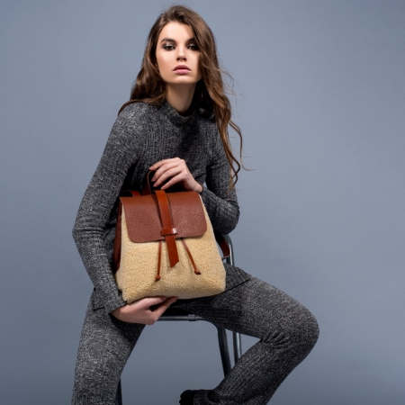 sandori rucksack genarbt cognac braun schaffell model 1024x683