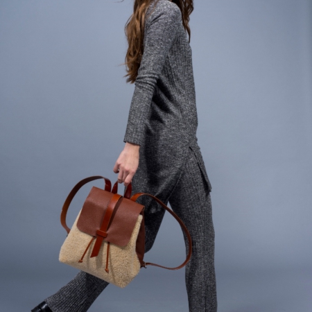 sandori rucksack genarbt cognac braun schaffell model seitlich 683x1024