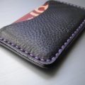 Sandori Kreditkartenetui Leder genarbt schwarz Naht violett 2 (1024x768)