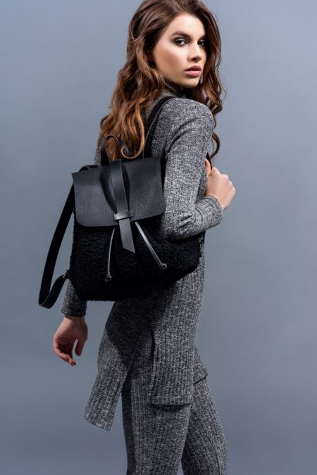 Sandori Rucksack genarbt schwarz Schaffell 1 (683x1024)